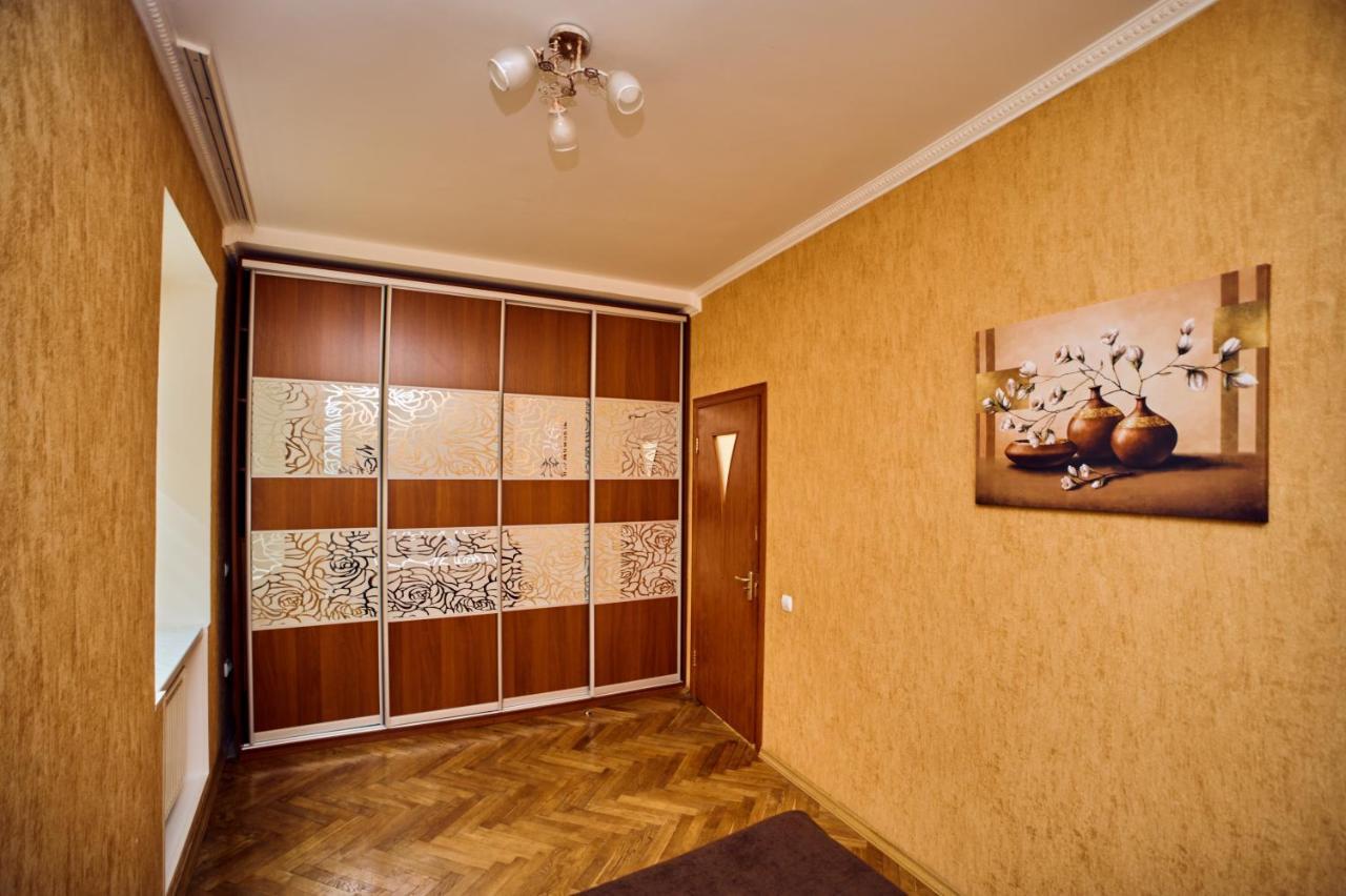 Apartments Near Potocki Palace Lviv Ngoại thất bức ảnh
